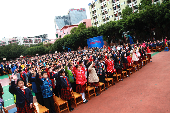 開學典禮圖片03：圖為開學典禮升國旗儀式師生向國旗敬禮