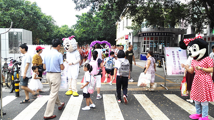 喜迎新老同學(xué)返校，樂繪美好教育藍(lán)圖,開學(xué)歡迎禮別具特色