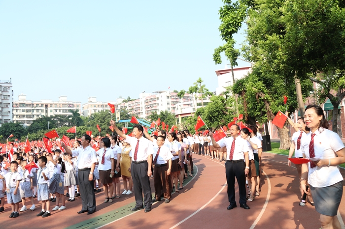 舉行主題升旗儀式，弘揚(yáng)愛(ài)國(guó)主義精神